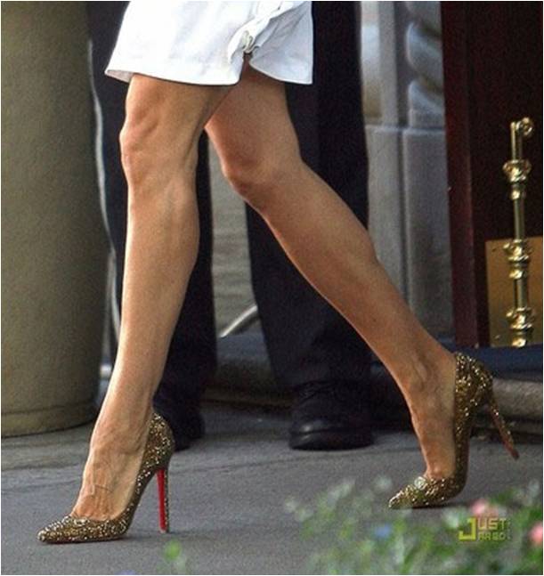 SATC2_Carrie_golden loubs_01