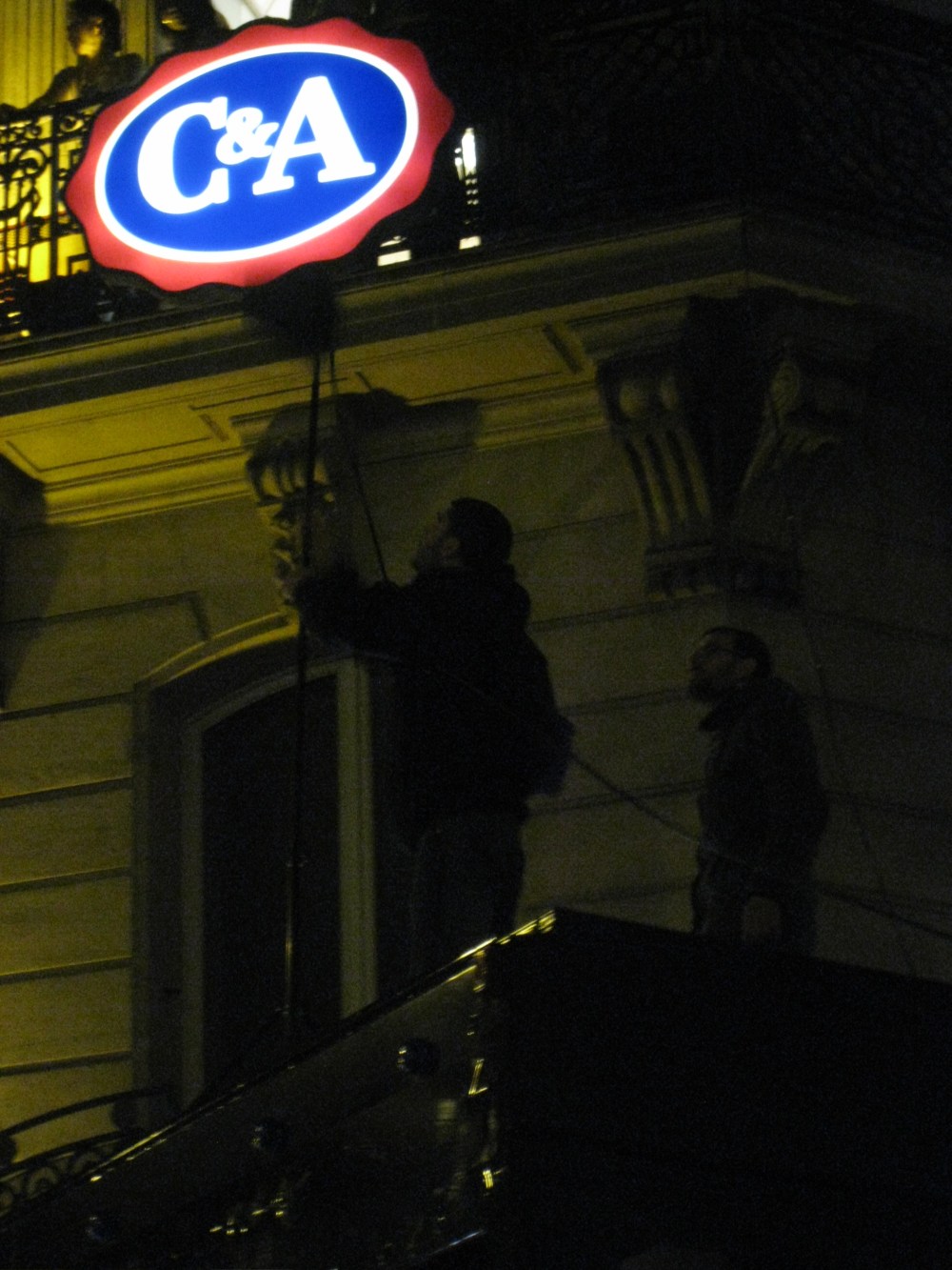 Piquer le courant de C&A, c'est ça la solution!!